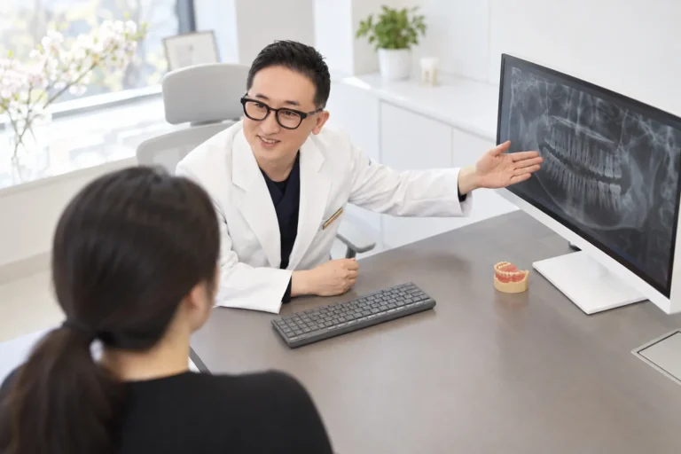 더이로운치과 원장님 진료 상담 모습