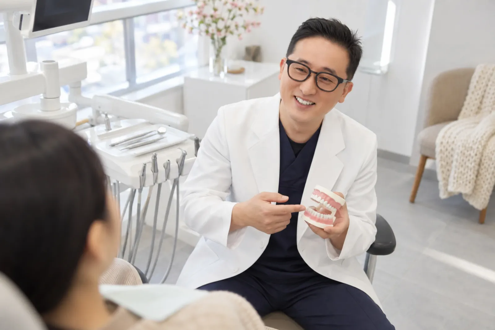 더이로운치과 원장님 진료 상담 모습
