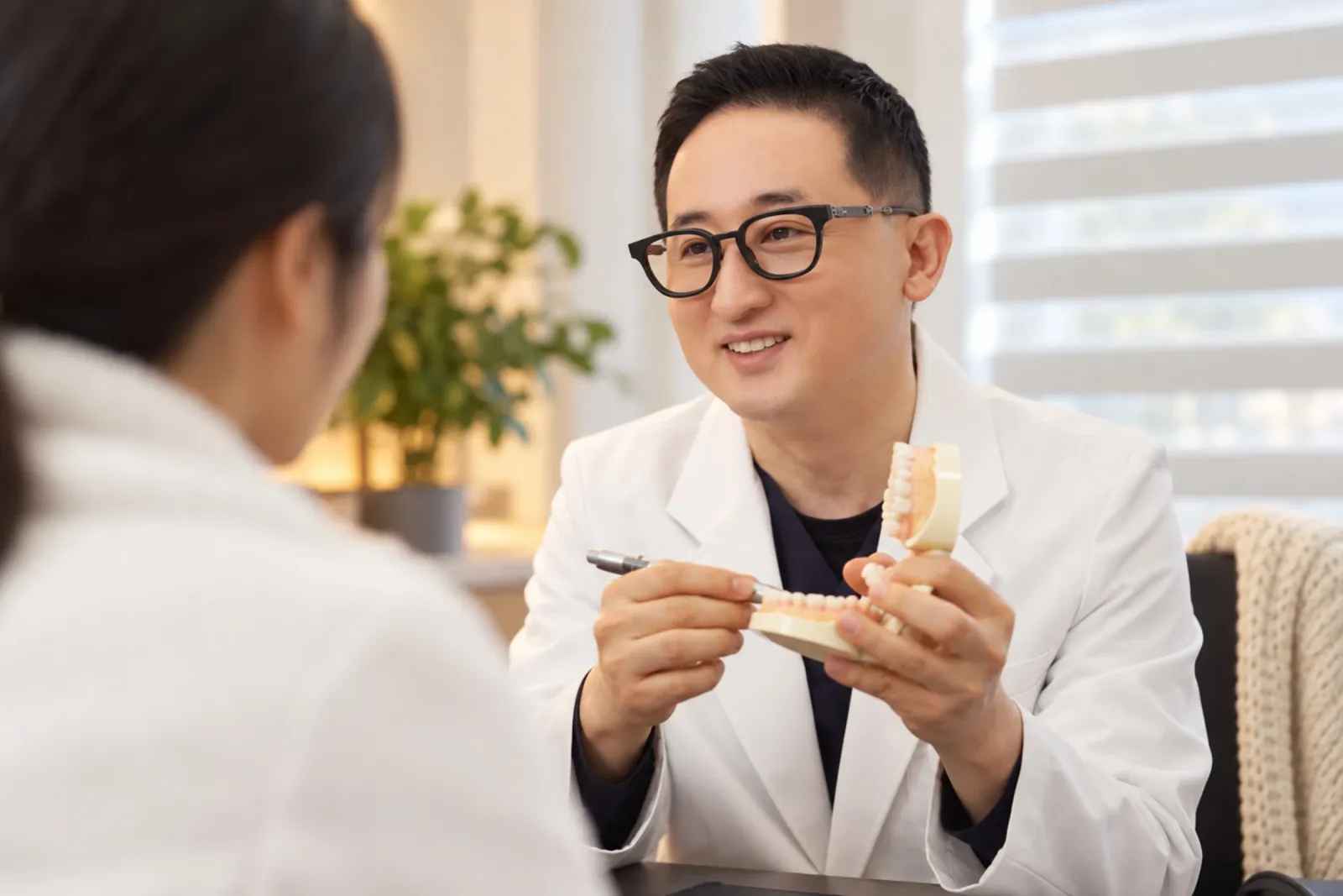 더이로운치과 원장님 진료 상담 모습