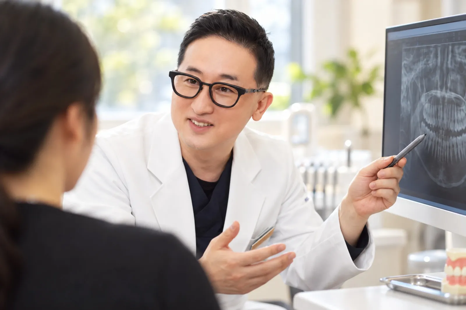 더이로운치과 원장님 진료 상담 모습